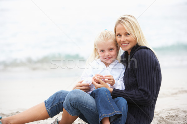 ストックフォト: 母親 · 娘 · 休日 · 座って · 冬 · ビーチ