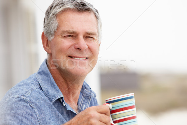 Senior Mann entspannenden Freien Strand Kaffee Stock foto © monkey_business
