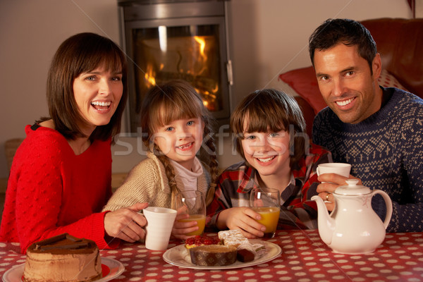 Porträt Familie genießen Tee Kuchen gemütlich Stock foto © monkey_business