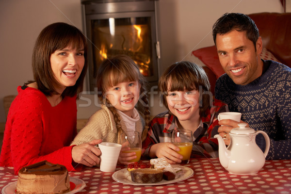 Portrait famille thé gâteau confortable [[stock_photo]] © monkey_business