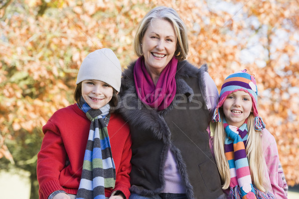 Stok fotoğraf: Büyükanne · torunlar · yürümek · sonbahar · çocuklar · çocuk