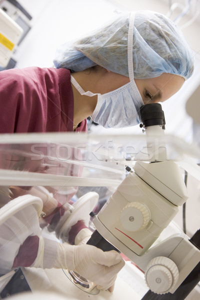 Microscop laborator femeie cercetare culoare clinică Imagine de stoc © monkey_business