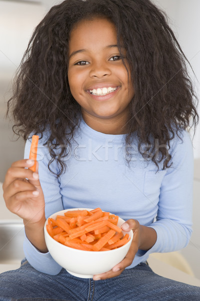 Photo stock: Jeune · fille · cuisine · manger · carotte · souriant · fille