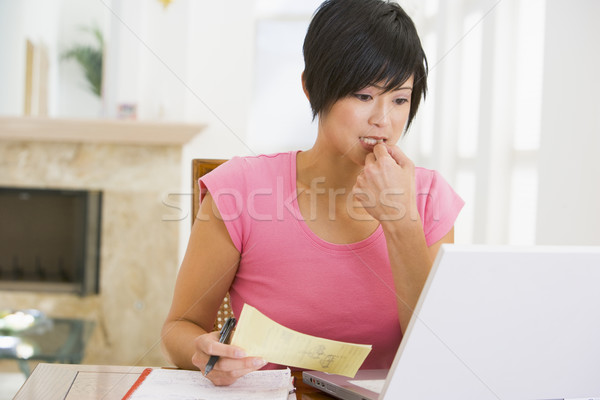 Kobieta jadalnia laptop myślenia komputera kobiet Zdjęcia stock © monkey_business