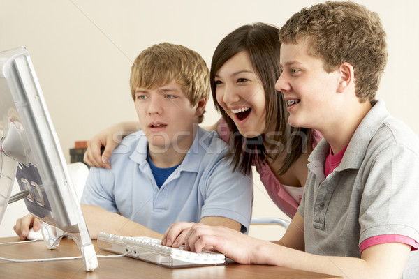 Adolescentes ordenador casa hombre amigos color Foto stock © monkey_business