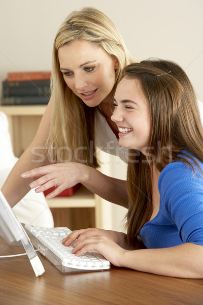 Anya tini lánygyermek otthon számítógéphasználat lány Stock fotó © monkey_business