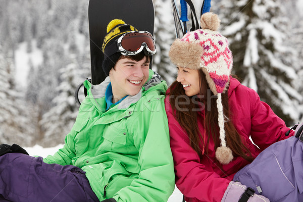 Foto stock: Dois · adolescentes · esquiar · férias · montanhas · menina