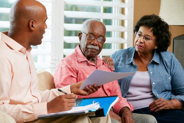 Asesor financiero hablar pareja de ancianos casa feliz seguridad Foto stock © monkey_business