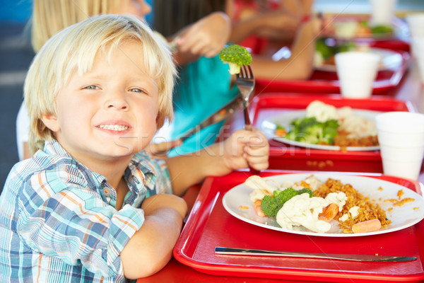 Alapfokú iskolás élvezi egészséges ebéd büfé Stock fotó © monkey_business