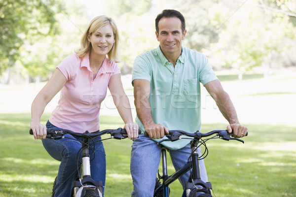 Stock foto: Paar · Fahrräder · Freien · lächelnd · Frau · glücklich
