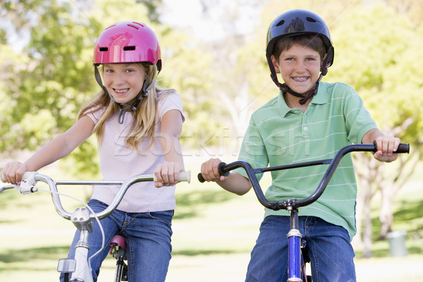 Bruder Schwester Freien Fahrräder lächelnd Mädchen Stock foto © monkey_business