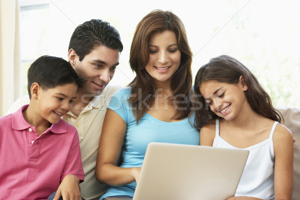 Zdjęcia stock: Rodziny · posiedzenia · sofa · domu · laptop · dzieci