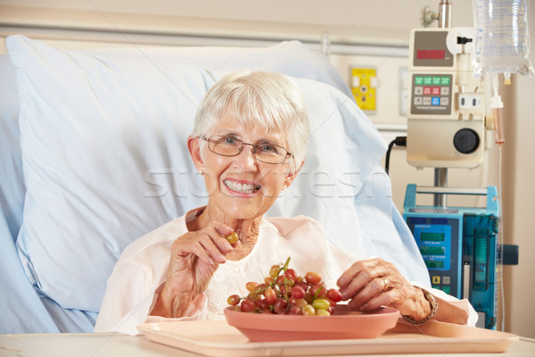Senior weiblichen Patienten Essen Trauben Krankenhausbett Stock foto © monkey_business