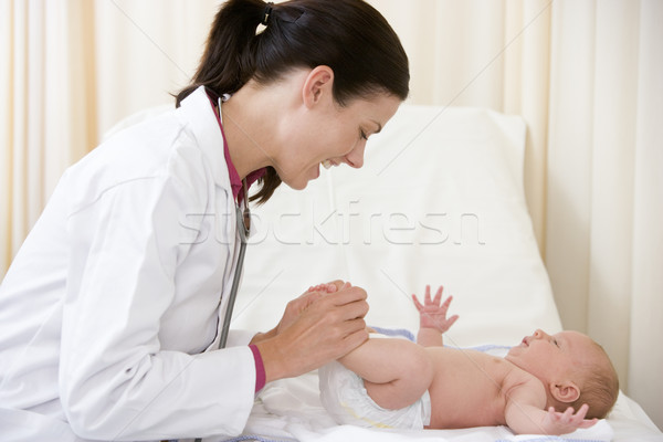 Сток-фото: врач · ребенка · экзамен · комнату · улыбаясь · медицинской