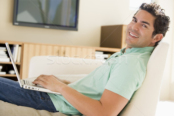 Foto d'archivio: Uomo · soggiorno · utilizzando · il · computer · portatile · sorridere · computer · home