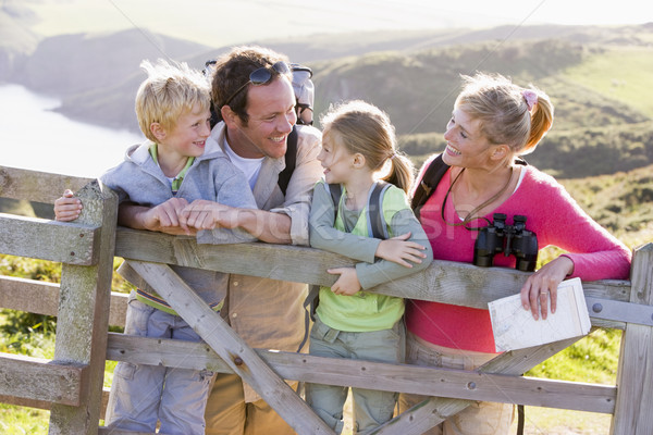 [[stock_photo]]: Famille · chemin · clôture · souriant · heureux