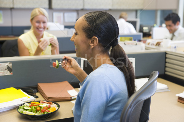 üzletasszony kabin eszik saláta mosolyog iroda Stock fotó © monkey_business