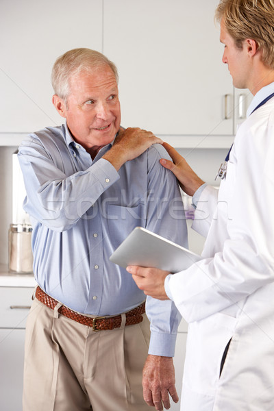 Arzt Patienten Schulterschmerzen Technologie Männer Stock foto © monkey_business