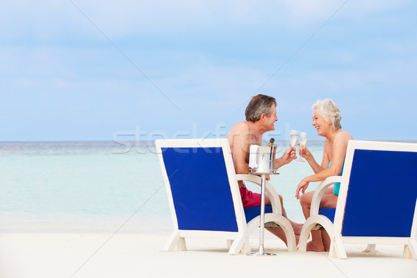 Foto stock: Pareja · de · ancianos · playa · relajante · sillas · potable · champán