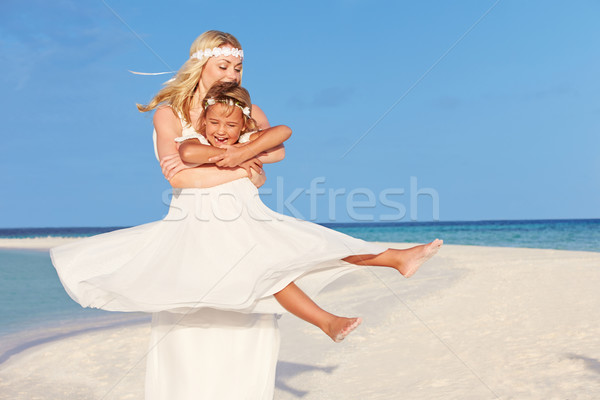 Menyasszony koszorúslány gyönyörű tengerpart esküvő nő Stock fotó © monkey_business