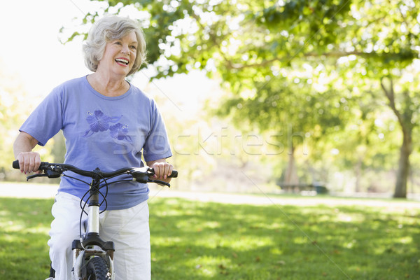 Foto stock: Senior · mulher · ciclo · exercer · bicicleta · feminino