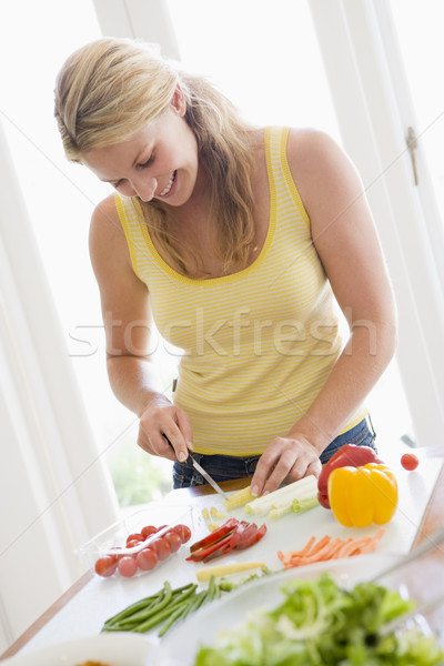 Femeie cină cuţit culoare legume gătit Imagine de stoc © monkey_business