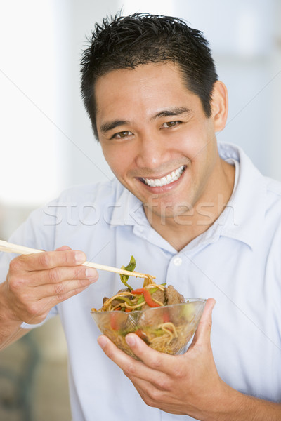 Om chinezească alimente betisoarele alimente acasă Imagine de stoc © monkey_business