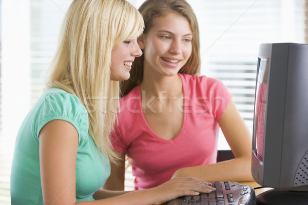 Tinilányok asztali számítógép internet barátok kommunikáció tinédzser Stock fotó © monkey_business