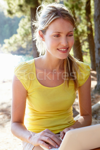 Jonge vrouw laptop computer gelukkig bomen zomer Stockfoto © monkey_business