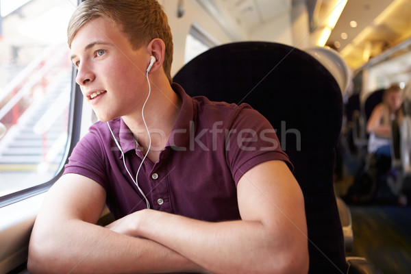 Tânăr tren călătorie om bărbaţi Imagine de stoc © monkey_business