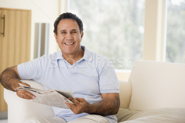 Stock foto: Mann · Wohnzimmer · Lesung · Zeitung · lächelnd · Papier