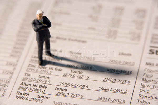 [[stock_photo]]: Figurine · affaires · permanent · journal · modèle