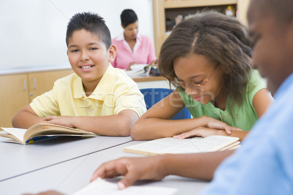 Foto stock: Escuela · primaria · aula · grupo · lectura · libros