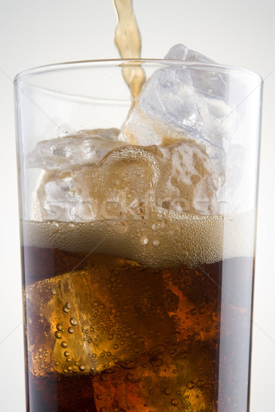 玻璃    冰    喝    工作室 / pouring cola into a glass of ice