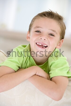 Młody chłopak jedzenie jabłko salon uśmiechnięty uśmiech Zdjęcia stock © monkey_business