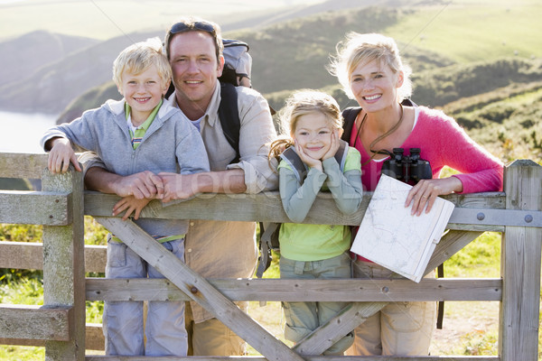 Stock foto: Familie · Weg · Zaun · lächelnd · glücklich