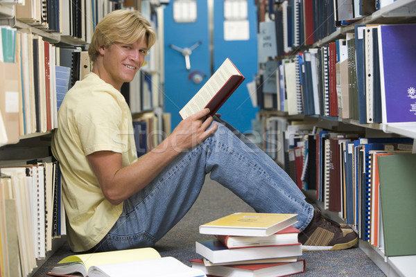 Egyetemi hallgató dolgozik könyvtár férfi ül padló Stock fotó © monkey_business