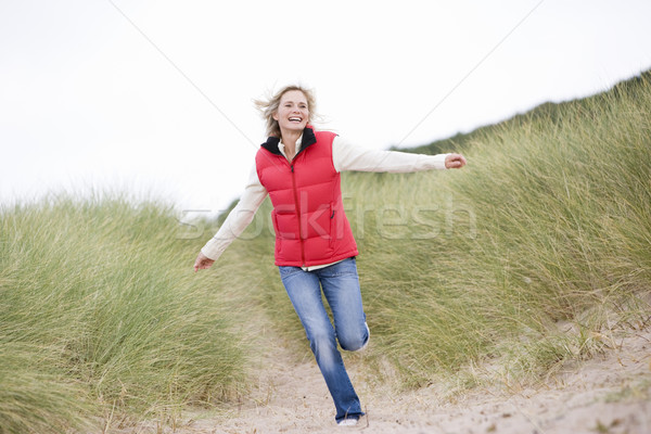 Foto d'archivio: Donna · esecuzione · spiaggia · donna · sorridente · sorridere · inverno