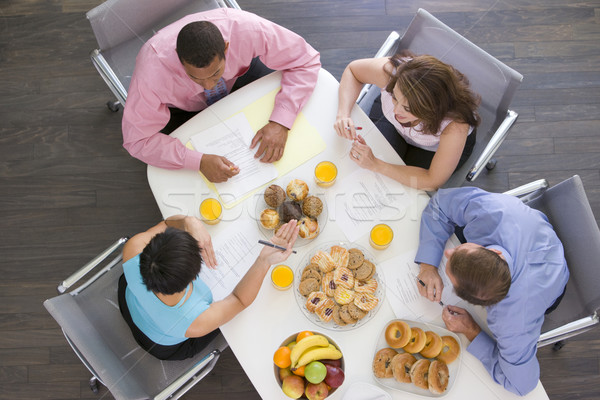Négy üzletemberek tárgyaló asztal reggeli üzlet Stock fotó © monkey_business