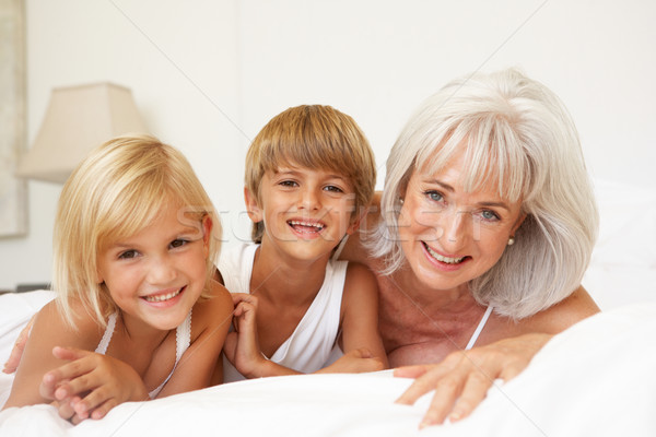 Stockfoto: Grootmoeder · ontspannen · bed · kleinkinderen · gelukkig · portret