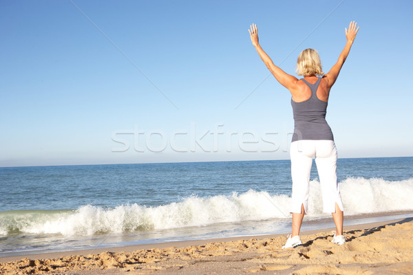 Kıdemli kadın uygunluk giyim plaj Stok fotoğraf © monkey_business