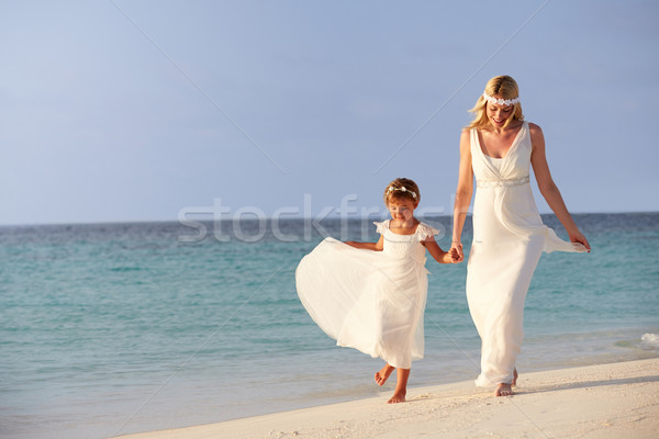 Bruid bruidsmeisje mooie strand bruiloft vrouw Stockfoto © monkey_business