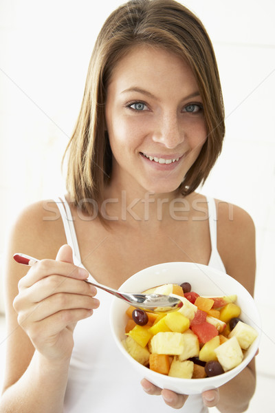Fiatal nő eszik friss gyümölcs saláta nő étel Stock fotó © monkey_business