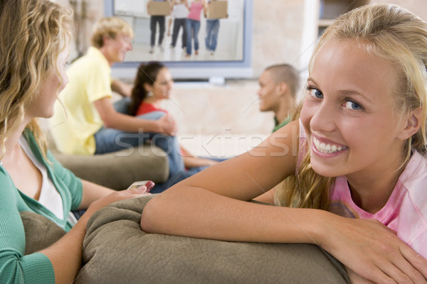 Adolescenti agatat afara televiziune prietenii grup Imagine de stoc © monkey_business