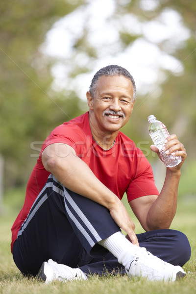 Foto stock: Senior · homem · relaxante · exercer · retrato · garrafa