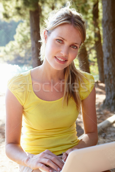 Jonge vrouw laptop computer gelukkig bomen zomer Stockfoto © monkey_business