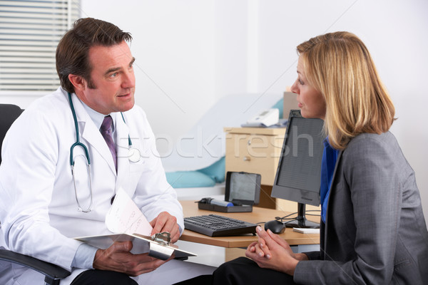 Americano médico hablar mujer de negocios paciente hospital Foto stock © monkey_business