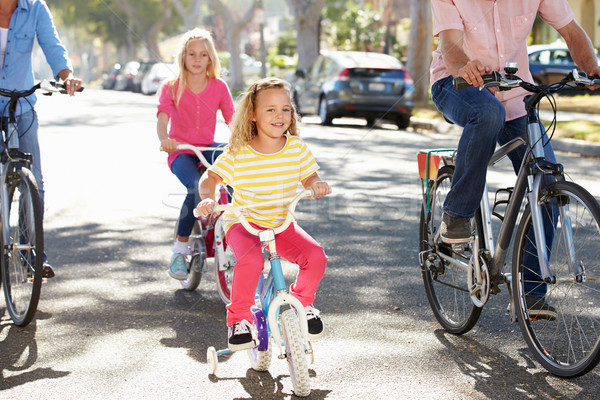 Familie fietsen voorstads- straat meisje weg Stockfoto © monkey_business