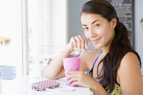 商業照片: 年輕女子 · 飲用水 · 咖啡館 · 女子 · 玻璃 · 喝