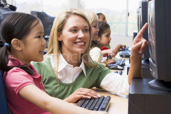 Stock foto: Lehrer · helfen · Kindergarten · Kinder · lernen · Computer
